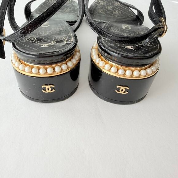 Chanel CC Sandal Black Patent Pearl Gold Flat Block Heel Size 40 Classic Chic - Picture 6 of 13